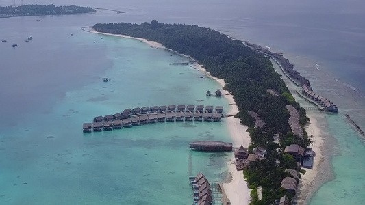 以蓝水和白沙为背景放松度假胜地海滩野生生物的空中无人驾驶视频