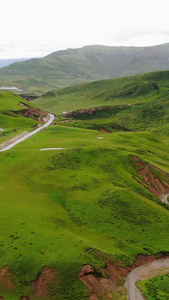 祁连山脉蜿蜒的河流与公路航拍视频自然风光视频