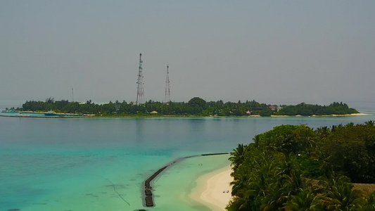 以清晰的环礁湖和白色沙滩背景进行天堂海滨海滩冒险旅行视频