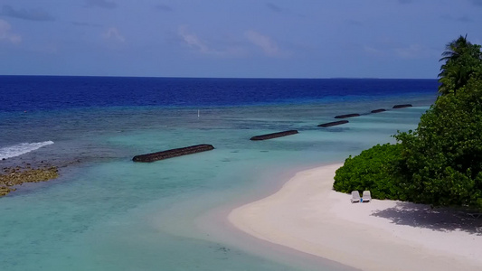 豪华环礁湖海滩航行蓝色绿色海和清洁沙地背景的无人驾驶视频