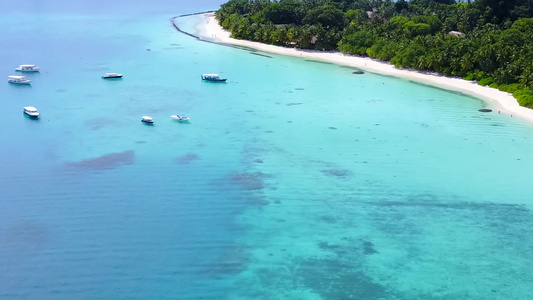 蓝海和白沙底蓝海放松环礁湖海滩假日的空中无人驾驶飞机视频