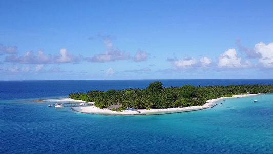 天堂度假度假胜地海滩度假的空中无人驾驶飞机旅游海面视频