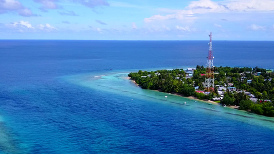 以蓝色环礁湖和白色沙滩背景进行美丽的海岸线海滩之行视频