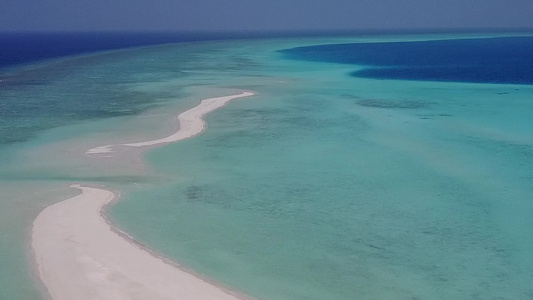 白沙背景蓝色泻湖美丽度假海滩时间的空中无人机天空视频