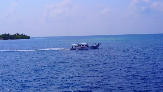 白沙背景透明海洋的豪华海岸线海滩航行无人机空中风景视频