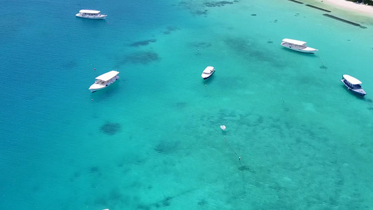 透明的有白色沙沙底背景的海洋具有热带海岸海滩时间的视频