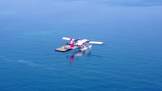 白沙底海平面的蓝水洋上天堂海岸海滩时间的空中旅游视频
