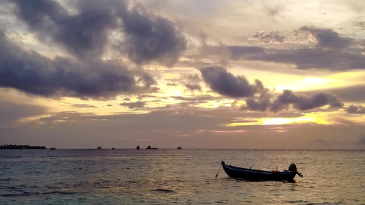 通过蓝色海洋和白色沙滩背景观测完美海滨海滩时间的海景视频