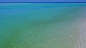 蓝天白云下的海滨碧绿色的大海15秒视频