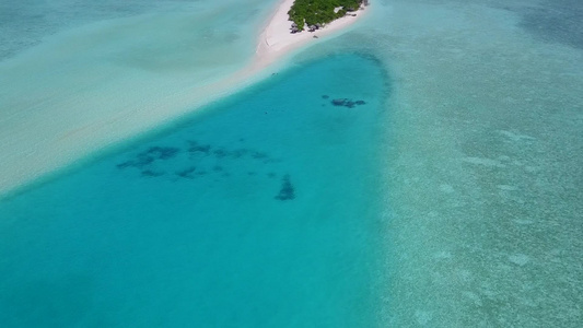 乌绿海和白色沙滩背景的奇异岛屿海滩度假空中无人驾驶视频