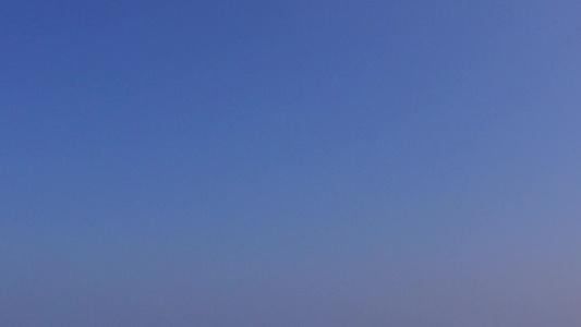 以蓝环礁和白沙为背景的异国海滨海滩旅行空中无人驾驶视频
