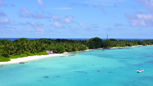 以浅环礁湖和白色沙滩背景为代表的宁湾海滩生活方式的视频