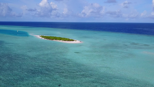 热带度假度假胜地海滩航次蓝海航行有白色沙滩背景视频