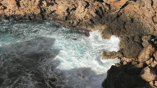 小岩石海湾Calód'enMonjo的海洋力量与泡沫视频
