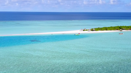 通过蓝海和白沙背景的蓝海放松度假胜地海滩野生生物的视频