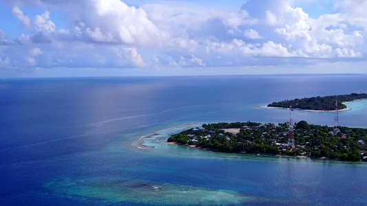 蓝环礁湖和浅沙背景海洋旅游海滩野生生物的海景无人驾驶视频