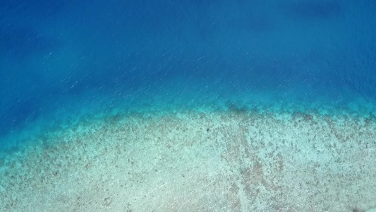 以清晰的环礁湖和白色沙滩背景进行完美海岸海滩旅行的视频