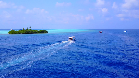 按浅海和白色沙滩背景分列的豪华旅游海滩时间的空中旅行视频