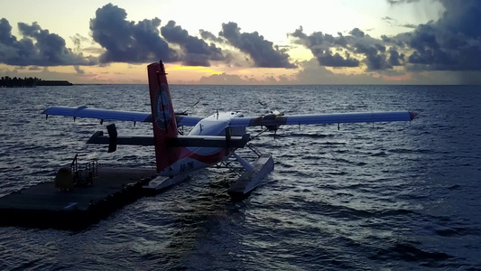 白沙背景蓝海宁静海岸线海滩冒险的无人机景观视频