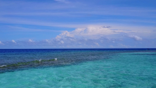 以蓝水和白沙背景的蓝色水为生的美丽旅游海滩度假的空中视频