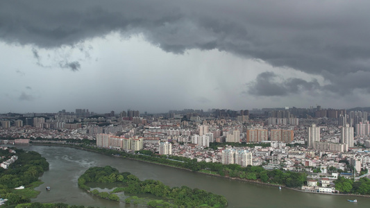 航拍乌云密布暴雨将至的城市视频