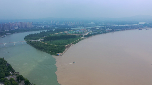 每年梅雨季节长江与清江在湖北省宜都市交汇形成明显的分界线[十月份]视频