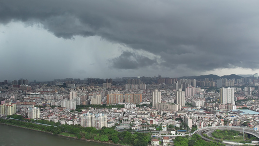 航拍乌云密布暴雨将至的城市视频