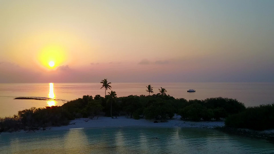 白沙背景蓝色泻湖海上海滨海滩之旅的无人机空中海景视频