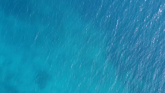 白沙背景蓝色泻湖完美海景海滩时间的无人机空中景观视频