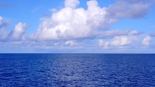 白沙背景蓝绿海天堂海岸线海滩航行无人机空中海景视频