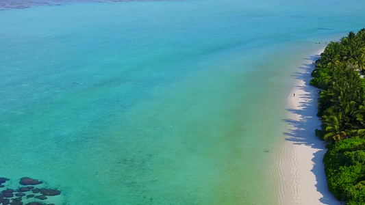 以清晰的环礁湖和明亮的沙滩背景为豪华海湾海滩假日视频