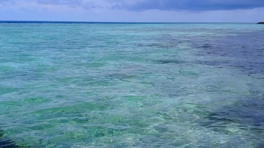 浅水白沙背景下的海洋度假村海滩度假无人机景观视频