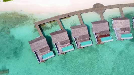蓝水和明沙底浅沙背景的宁静度假度假胜地海滩度假海景视频