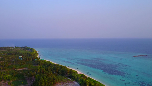 以蓝海和白沙为背景的宁静旅游海滩生活方式旅行的无人驾驶视频