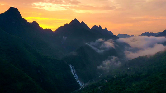 贵州大山中的瀑布视频