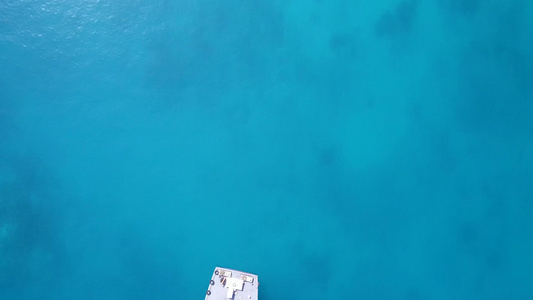 海洋环礁湖海滩度假的自然空气性质蓝水与白沙背景视频