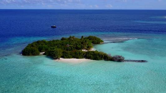 以蓝海和白色沙滩背景打破海滩的宁静度假胜地景象视频