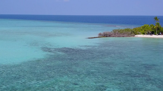 蓝海和白色沙滩背景海洋旅游海滩度假的无人驾驶飞机飞行视频