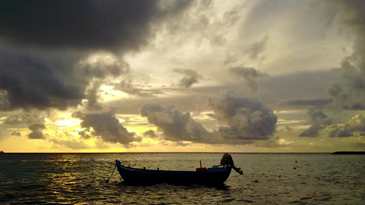 利用透明有白色沙子背景的环礁湖观测海洋旅游海滩度假视频