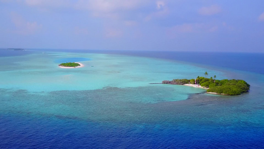 以蓝绿色环礁湖和白色沙滩背景绘制的热带环礁海滩野生视频