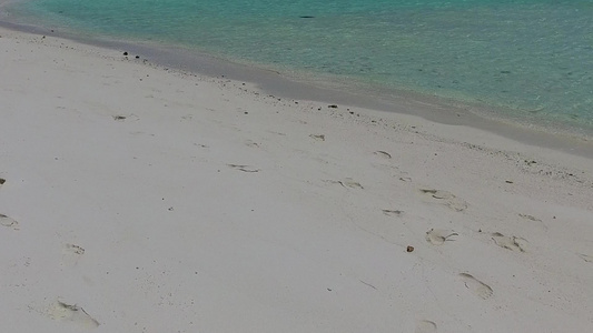 以白色沙滩背景的浅海为航程沿浅海航行的奇异岛屿海滩视频
