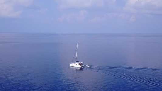 以水蓝色环礁湖和白色沙滩背景航行的天堂泻湖海滩空中视频