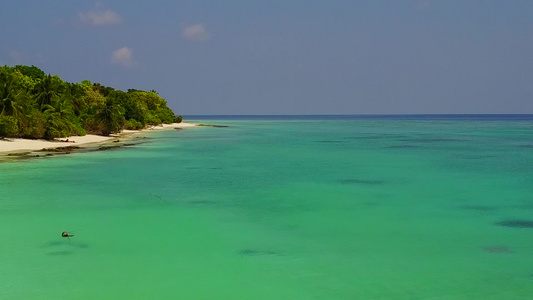 以白沙背景的海平面蓝海为生的天堂海岸海滩生活方式之视频