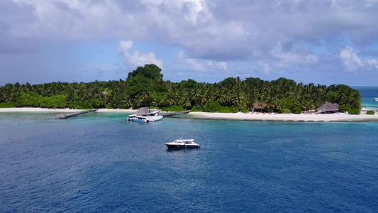 蓝水和干净沙质背景下完美海景海滩航程的空中景观视频