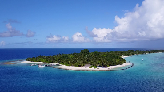 蓝海白沙背景下宁静旅游海滩度假的空中质感视频