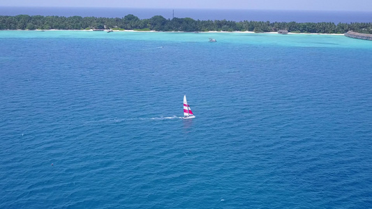 白沙背景的蓝色环礁湖对豪华岛屿海滩假日的景色进行空中视频