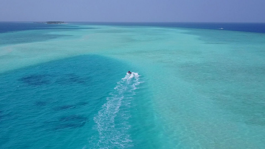 透明水和白沙背景下放松海滨海滩旅行的空中无人机质感视频