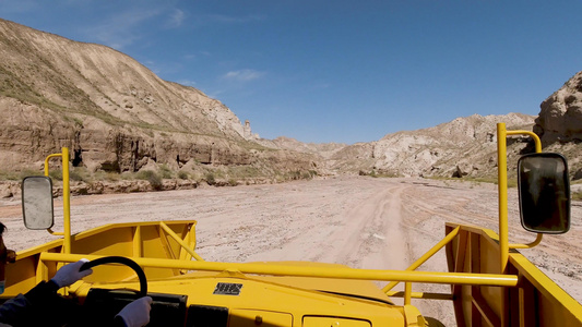 安全车驶入空旷的矿场4K素材视频