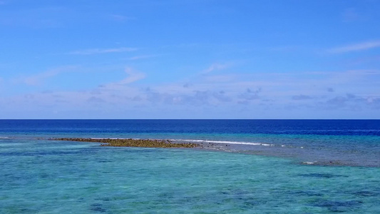 透明水和白沙背景的海岸海滩生活方式鸟瞰海景视频