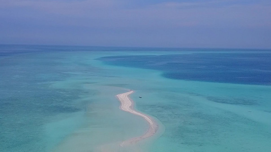 浅海白沙背景下的天堂岛海滩时间鸟瞰图视频